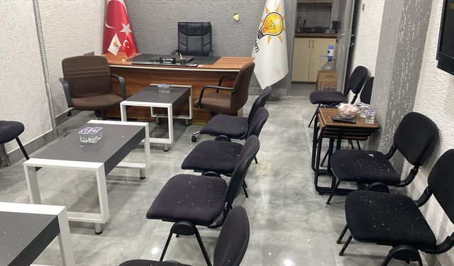 Son Dakika! Balıkesir'de AK Parti İlçe Başkanlığına Taşlı Saldırı!