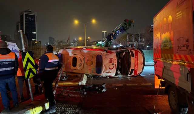 İSTANBUL'DA CAN PAZARI! Kartal'da Ambulans Takla Attı! Yaralılar Var!