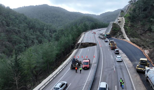 Antalya'da Korkutan Heyelan! Kemer-Kumluca Yolu Çöktü: 10 Metrelik Dev Çukur Oluştu!