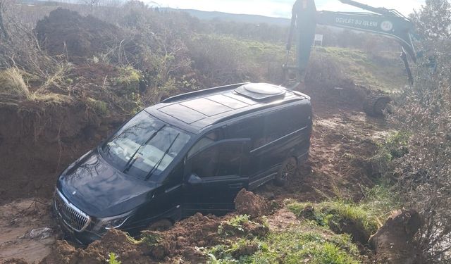 Gömeç’te Dere Yatağında Can Pazarı! Mahsur Kalan Aracı DSİ İş Makineleri Kurtardı
