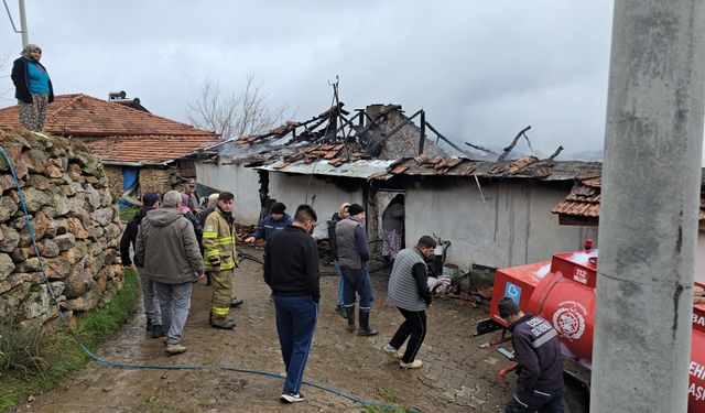 Sındırgı’da Korkutan Yangın! İki Ev Alevlere Teslim Oldu, Bir Kişi Hastaneye Kaldırıldı.