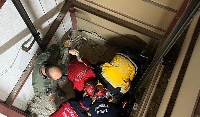 Asansör boşluğuna düştü! İtfaiye son anda kurtardı