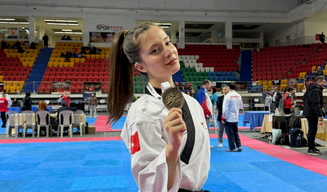 Edremit’in Altın Kızı Durmuyor: Milli Sporcu Ecrin Yanıt Yine Türkiye Şampiyonu!