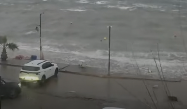 Ayvalık'ta Korkutan Görüntüler! Deniz Şehre Girdi, Sokaklar Sular Altında!