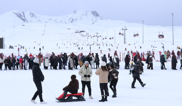 Kayak Merkezi'nde hafta sonu yoğunluğu.. Pistler dolup taştı