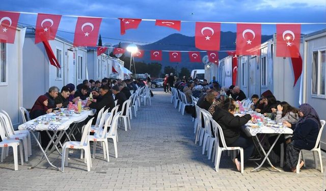 Sındırgı’da Anlamlı Buluşma: Depremzedeler İftar Sofrasında Bir Araya Geldi!