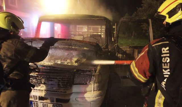 Edremit Cumhuriyet Mahallesi’nde Korkutan Yangın! Park Halindeki Ticari Araç Alev Alev Yandı!