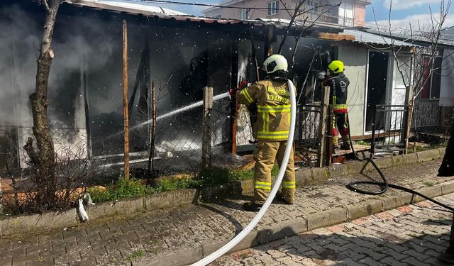 Mahalle Sakinleri Sokağa Döküldü! Edremit’te Yangın Şoku: Ekipler Kısa Sürede Müdahale Etti!