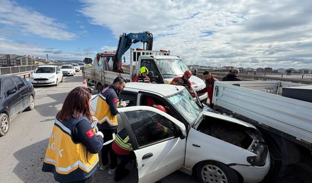 SON DAKİKA: Bandırma Liman AVM Önünde Korkutan Kaza! Park Halindeki Araca Çarptı: Yaralılar Var!