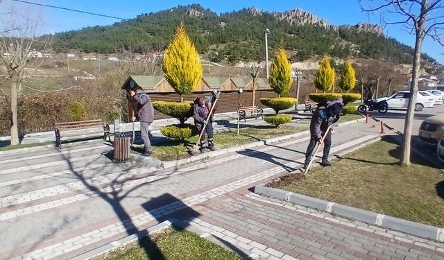 Dursunbey Belediyesi Park ve Bahçelerde Temizlik ve Düzen Çalışmalarını Sürdürüyor
