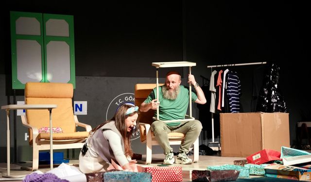 Gömeç’te Tiyatro Coşkusu: “Hangisi Gerçek?” Oyunu Kapalı Gişe Sahnelendi