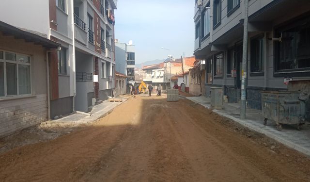 Edremit Belediyesi Turhanbey Mahallesi’nde Yol Yapım Çalışmalarına Başladı