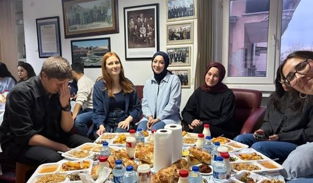 Ankara’da Balıkesirli öğrencilere "imece usulü" iftar sofrası