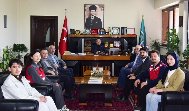 Genç Kızılay Balıkesir Yönetiminden Rektör Prof. Dr. Yücel Oğurlu’ya Ziyaret