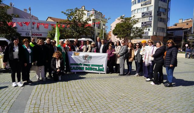 Edremit’te 8 Mart’a Anlamlı Etkinlik: Cumhuriyet Meydanı’nda Tohum Dağıtıldı