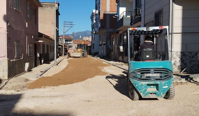 Edremit Belediyesi Tuzcumurat Mahallesi'nde Yol Yapıyor