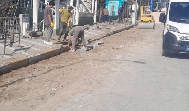 Edremit Belediyesi’nden Altınkum’da Yol Seferberliği: Gazi Atatürk Caddesi’nde Tamirat Başladı