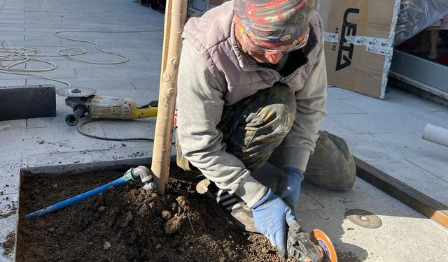Bigadiç Belediyesi Hitay Caddesi'nde Çevre Düzenlemesi Yapıyor