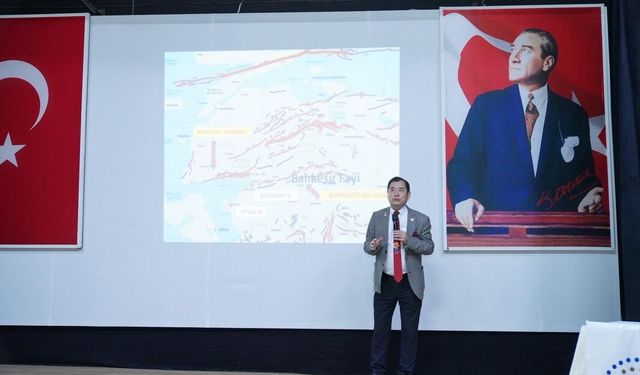 Ayvalık’ta Deprem Konferansı: Yoshinori Moriwaki Yapı Güvenliğine Dikkat Çekti