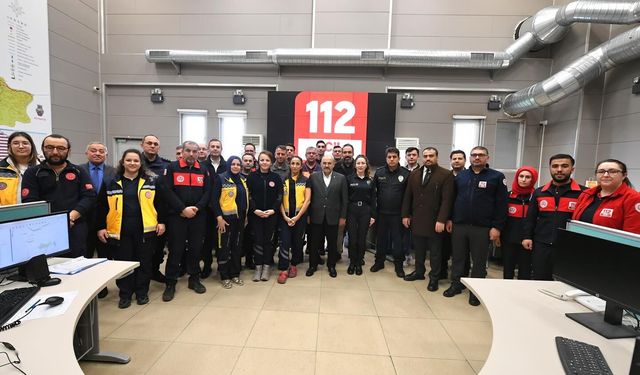 Vali Ustaoğlu Hayat Kurtaran Hattın Başında! 112 Personeline Bayram Sürprizi