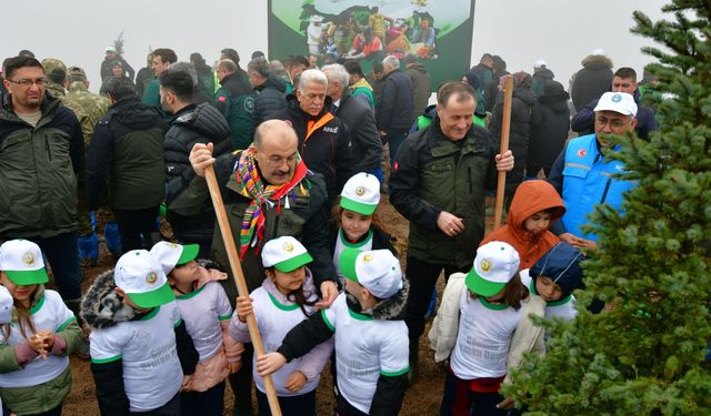 Vali Ustaoğlu Gökçeören’de Öğrencilerle Fidan Dikti: "Geleceğe Nefes Oluyoruz"