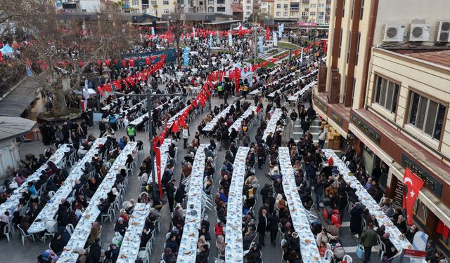 Zağnos Paşa Meydanı’nda tarihi iftar: 30 bin kişi aynı sofrada