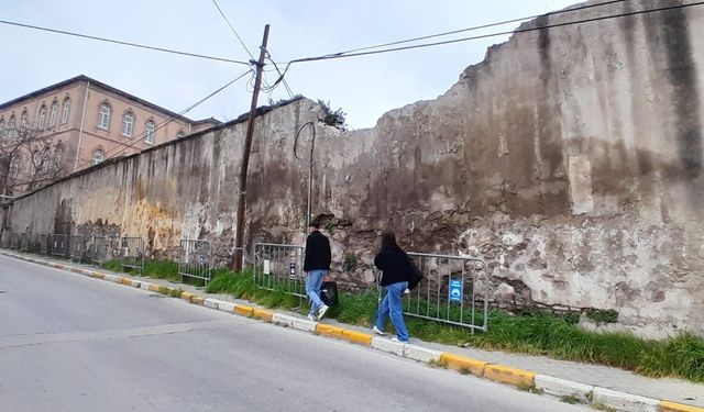 Bu duvar her an çökebilir! Facia yaşanmadan önlem alınmalı