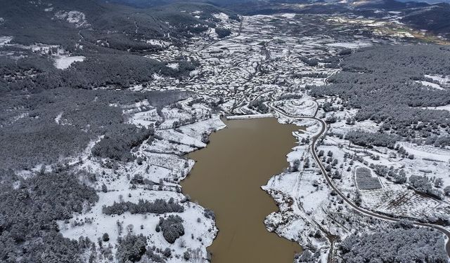 Sındırgı'da Barajlar Doldu: Yaylabayır'da Kartpostallık Kar Manzaraları!