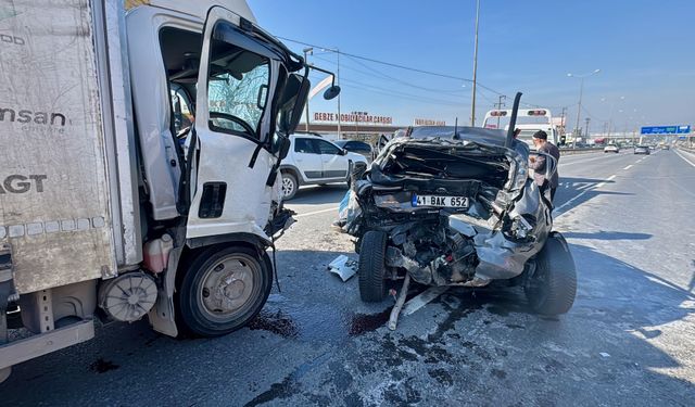 Gebze D-100’de Dehşet Anları! Otomobille Kamyonet Çarpıştı: 1 Yaşındaki Bebek Araçta Sıkıştı...