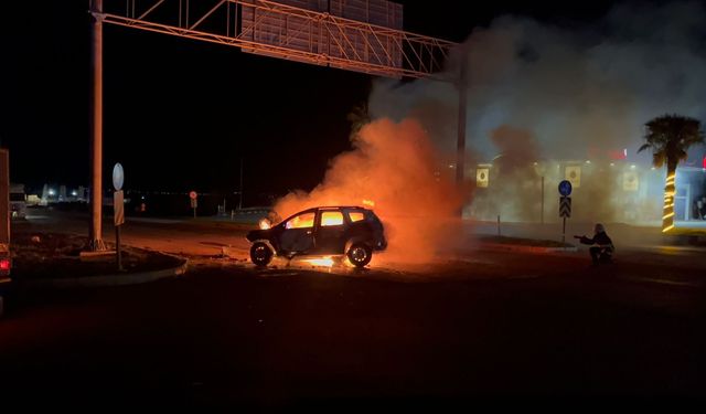 Hatay’da Refüje Çarpan Otomobil Alev Topuna Döndü: Sürücü Son Anda Kurtarıldı