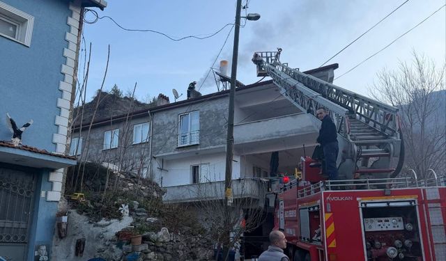 Bilecik’te Korkutan Çatı Yangını: İtfaiye Ekipleri Alevleri Söndürdü