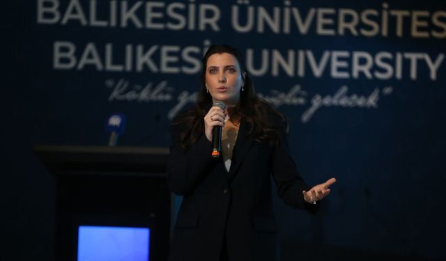İrem Bayraktar Aksakal Balıkesir'de Gençlere Seslendi! "Fikrinize Körkütük Aşık Olmayın."