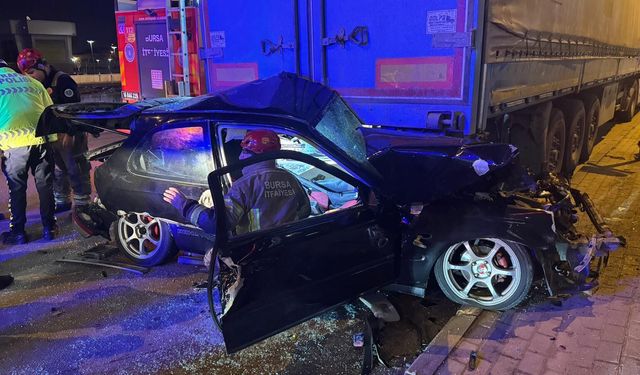 Osmangazi'de Feci Kaza: 23 Yaşındaki Sürücü Ağır Yaralı! Ankara Yolu Trafiğe Kapandı