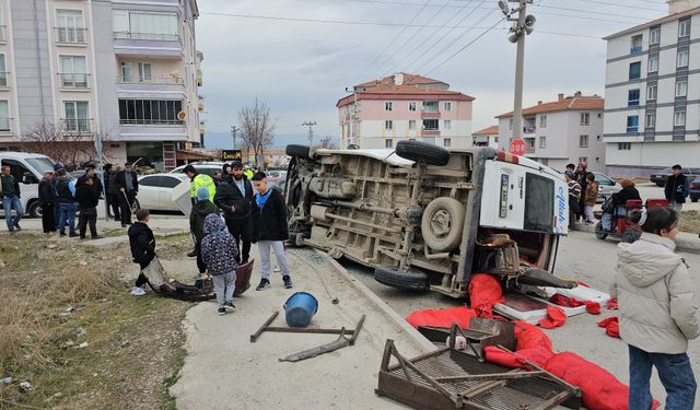 Çorum'da Tarım İşçilerini Taşıyan Minibüs Devrildi: 5 Yaralı