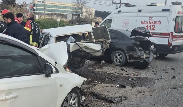 Bandırma-Bursa Karayolunda Can Pazarı! 4 Araç Birbirine Girdi, 1 Ölü!
