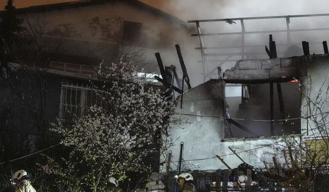 Sarıyer'de Bayram Sabahı Can Pazarı! Gecekonduda Yangın! Anne ve 2 Çocuğu Kurtarıldı!