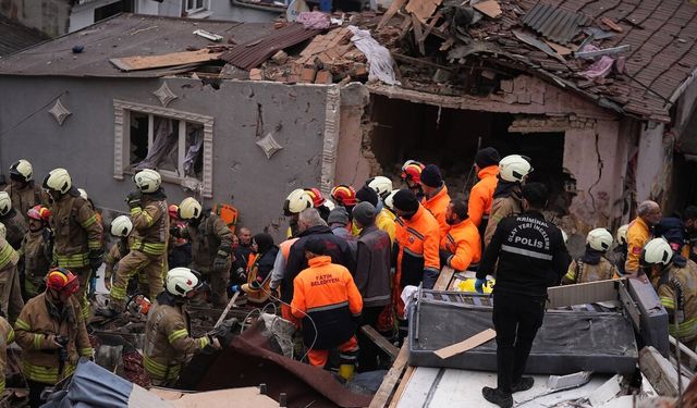 SON DAKİKA: İstanbul Fatih'te 2 Bina Birden Çöktü! Göçük Altından İlk Kurtuluş Haberi Geldi! Ekipler Seferber Oldu!