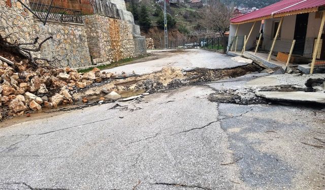 Mersin Mezitli’de Korkutan Heyelan: Evler Zarar Gördü, Yol Yarıldı!