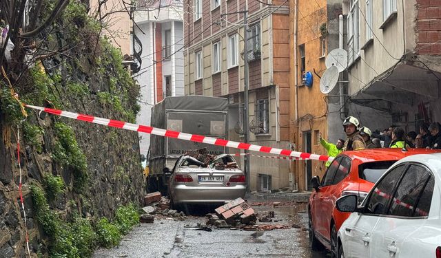 Kağıthane’de Bahçe Duvarı Aracın Üstüne Çöktü! Park Halindeki Otomobil Hurdaya Döndü