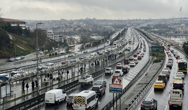 İstanbul'da Yağmur ve Pazartesi Yoğunluğu: Trafik Yüzde 80’e Dayandı
