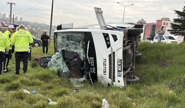 Son Dakika: Samsun'da Katliam Gibi Kaza! Belediye Midibüsü Devrildi: Çok Sayıda Yaralı Var!