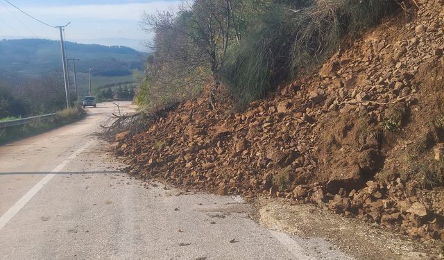 Mudanya’da Heyelan Paniği! Kaymakoba - Tirilye Yolu Toprak Kayması Nedeniyle Kapandı: Ekipler Seferber Oldu