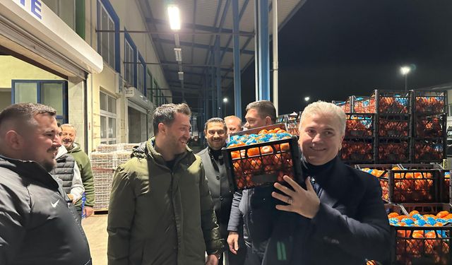 Toptancı Hali'nde sahur mesaisi... Canbey Hal esnafının derdini dinledi