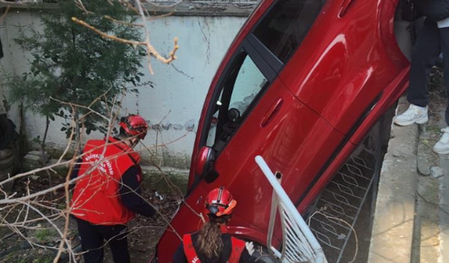 Balıkesir’de Korkutan Kaza: Kontrolden Çıkan Araç Bahçeye Uçtu!