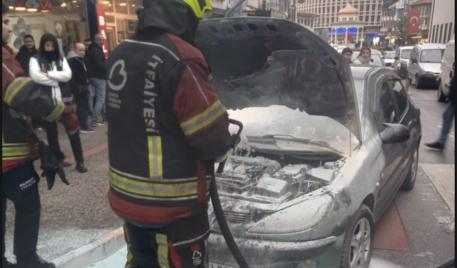 Facia Kıl Payı Engellendi! Balıkesir Çarşı'da Korkutan Araç Yangını! Altıeylül İtfaiyesi Müdahale Etti.