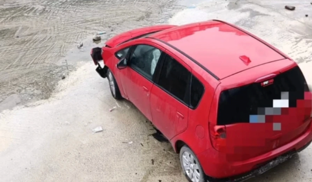 Balıkesir'de Sabah Kabusu! Akıncılar Mahallesi'nde Otomobil Dereye Uçtu