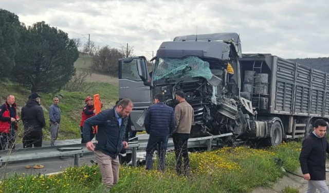Şamlı Kavşağı’nda Can Pazarı! Tır Sürücüsü Kabinde Sıkıştı: İtfaiye Ekipleri Seferber Oldu