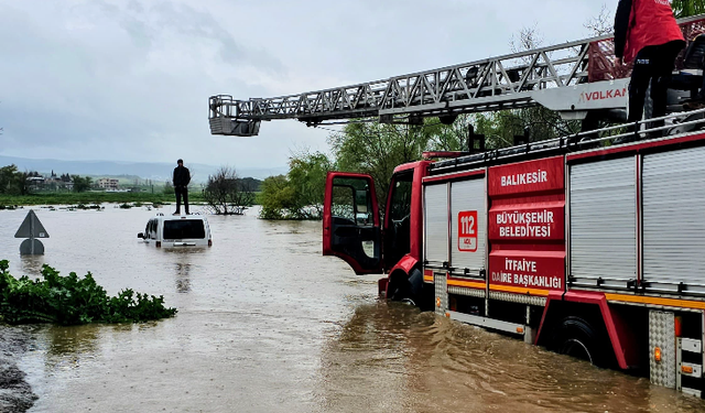 Balıkesir'de Korkutan Taşkın! Kepsut'ta Dere Suları Aracı Yuttu: Mahsur Kalan Vatandaş Son Anda Kurtarıldı