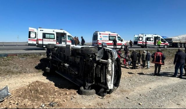 Afyonkarahisar'da Korkunç Kaza! Tır Yolcu Minibüsüne Arkadan Çarptı: 11 Yaralı Var, Ekipler Seferber Oldu!