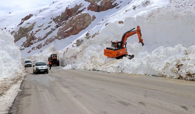 Van-Hakkari Kara Yolu Ulaşıma Açıldı! Çığ Felaketi Sonrası Kritik Gelişme